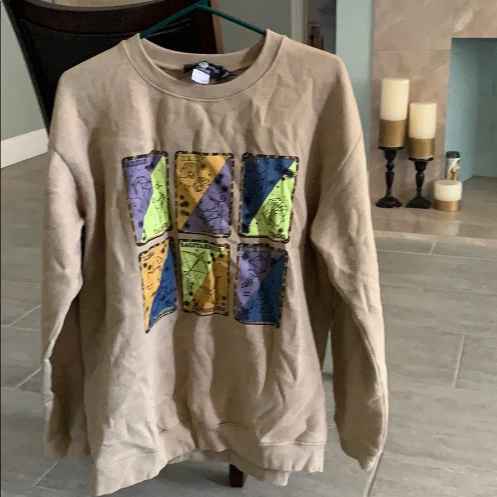 Women’s sweatshirt.